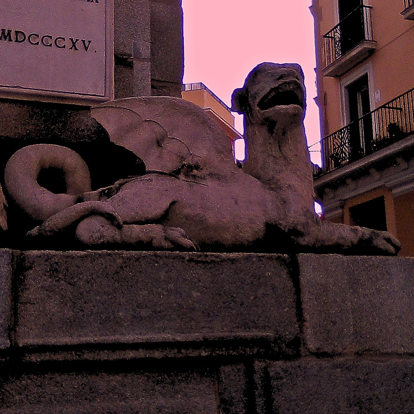 Un animal en la calle Toledo. Nunca he estado en Liubliana pero la imagino con figuras como esta en cada plaza.
