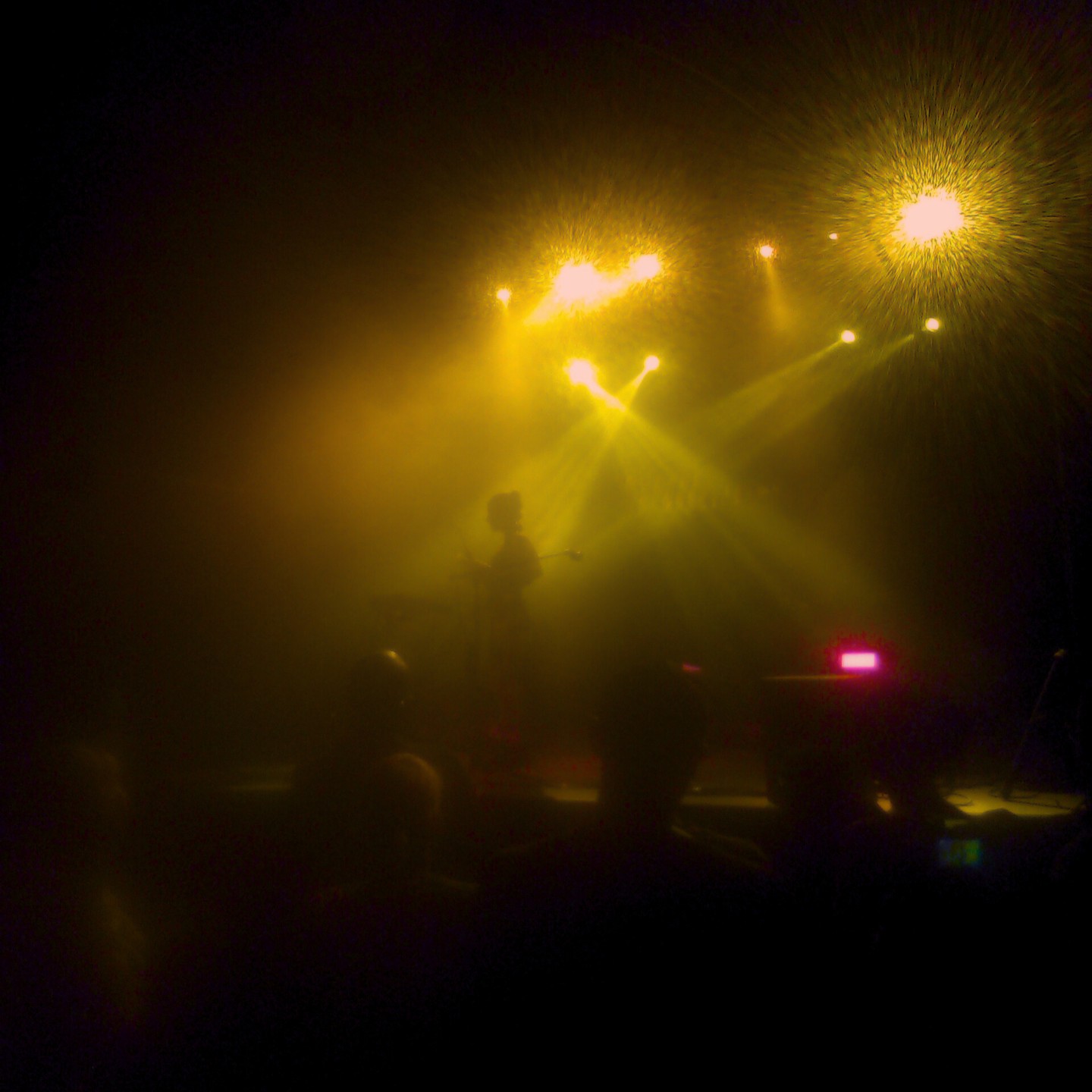 También sin filtro. Mi favorita. Es La Chica, en un concierto en la sala Villanos.