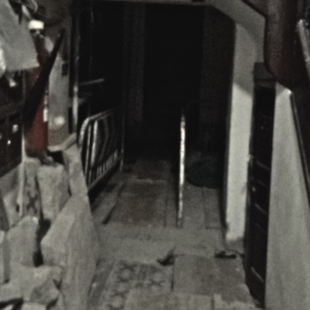 La entrada de algún edificio de Lavapiés. O lo que quedaba de ella.